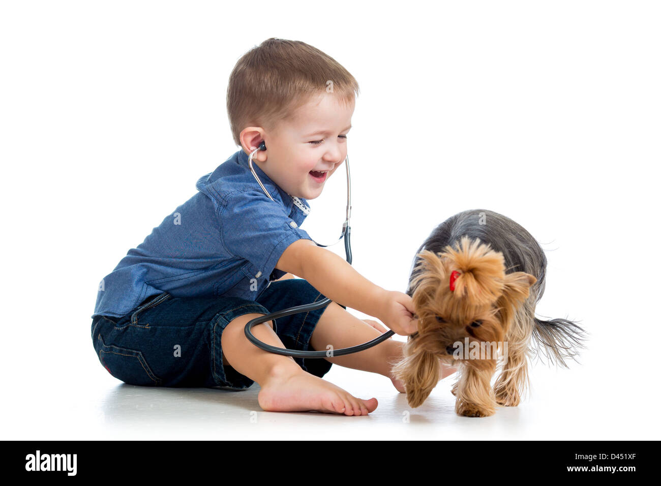 Garçon enfant l'examen de chien isolé sur fond blanc Banque D'Images