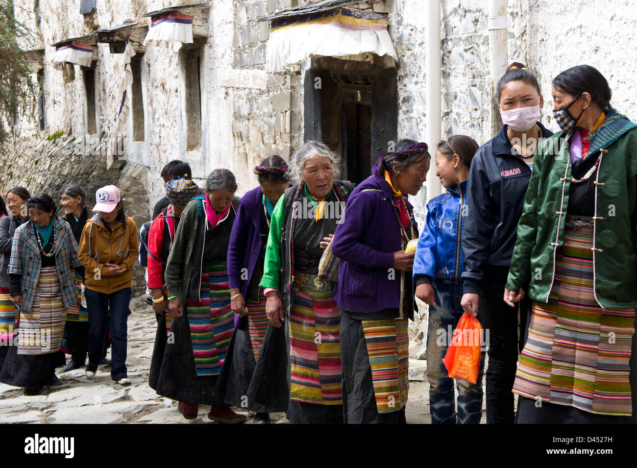 Pèlerins Tibétains attendent en ligne pour accéder à la chapelle du monastère Tashilhunpo, Shigatse, Tibet Banque D'Images