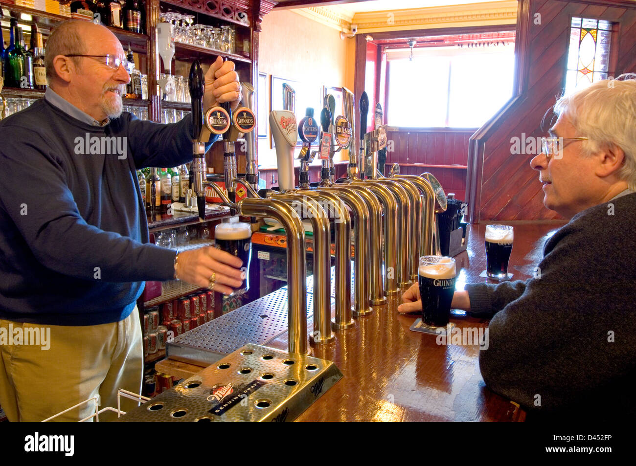 Tirant pintes de Guinness bière dans le pub traditionnel Nealon Skerries, dans le nord du comté de Dublin, Irlande Banque D'Images