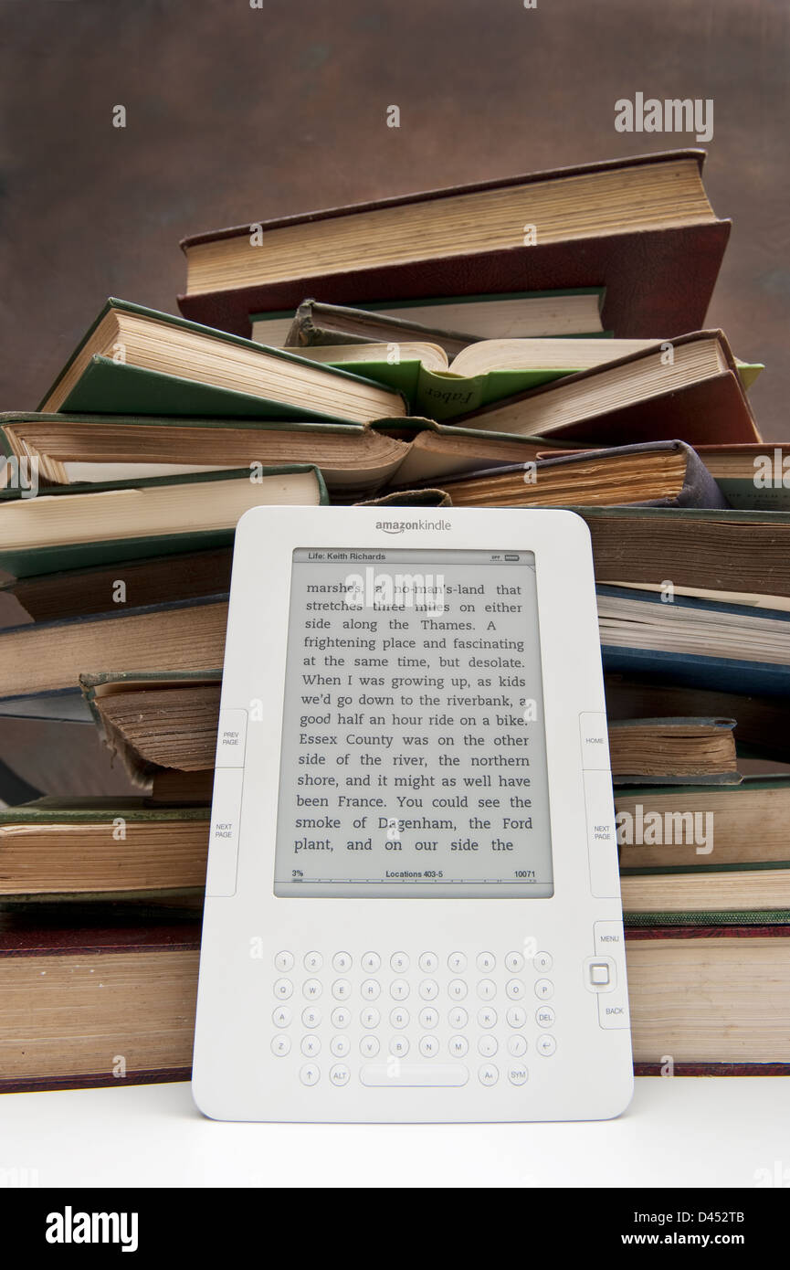 Une pile ou une pile de vieux livres avec un Amazon Kindle Reader Banque D'Images