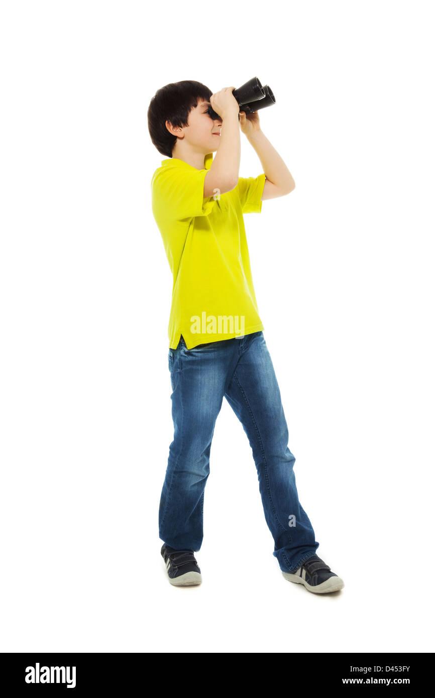Happy boy holding binoculars et souriant, isolé sur blanc, side view, pleine hauteur Banque D'Images