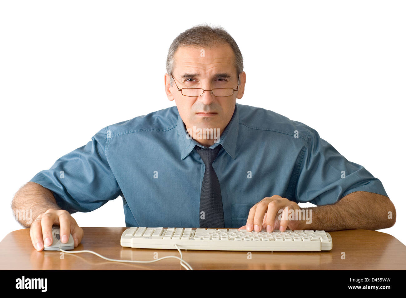 L'Homme à lunettes attentivement regarde dans l'écran de l'ordinateur Banque D'Images