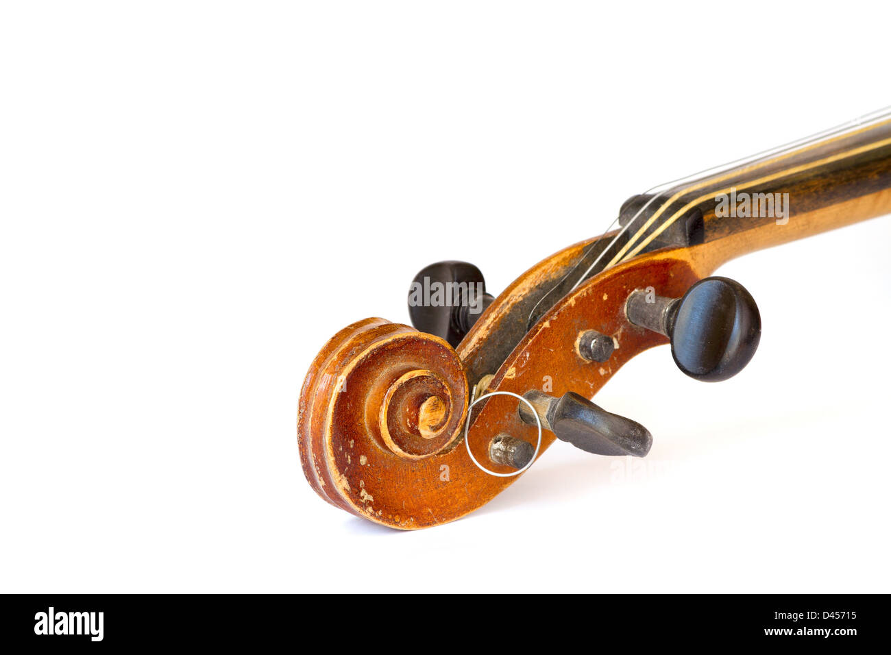 Détail un ancien violon sur fond blanc Banque D'Images