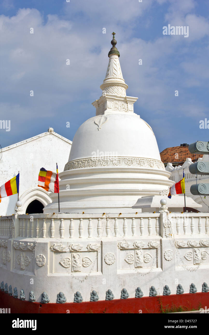 Décorées stupa bouddhiste avec plusieurs drapeaux colorés POUR BOUDDHA JOUR SRI LANKA Banque D'Images
