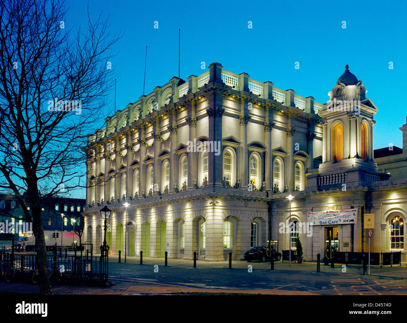 La gare ferroviaire de Heuston victorien à Dublin, Irlande, éclairé au crépuscule Banque D'Images
