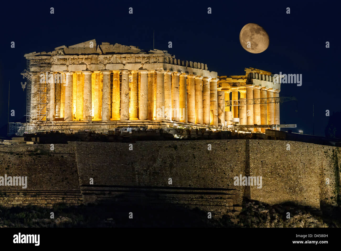 Le Parthénon sur l'Acropole d'Athènes la nuit avec la lune dans le ciel Banque D'Images