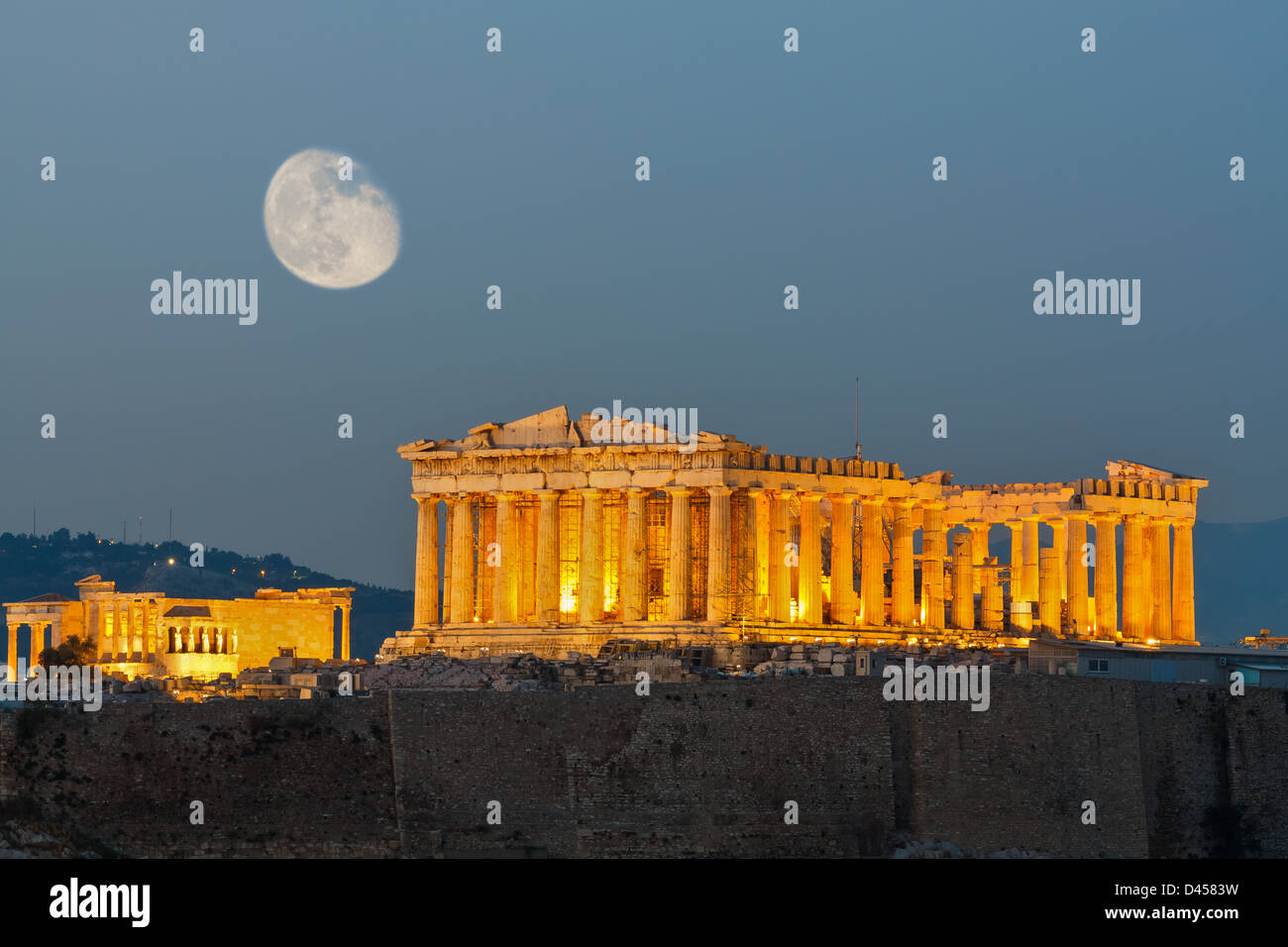 Le Parthénon sur l'Acropole d'Athènes la nuit avec la lune dans le ciel Banque D'Images