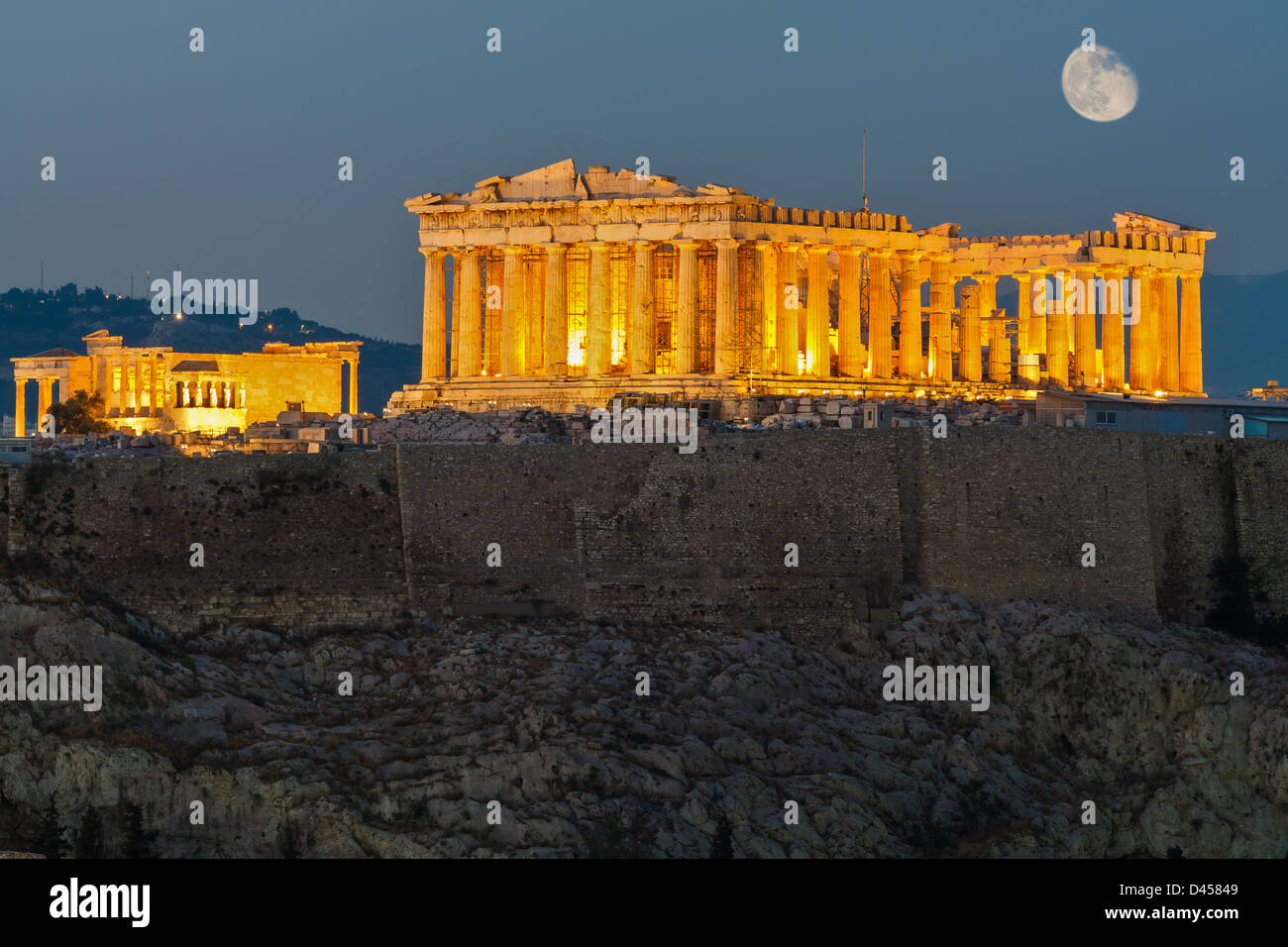 Le Parthénon sur l'Acropole d'Athènes la nuit avec la lune dans le ciel Banque D'Images