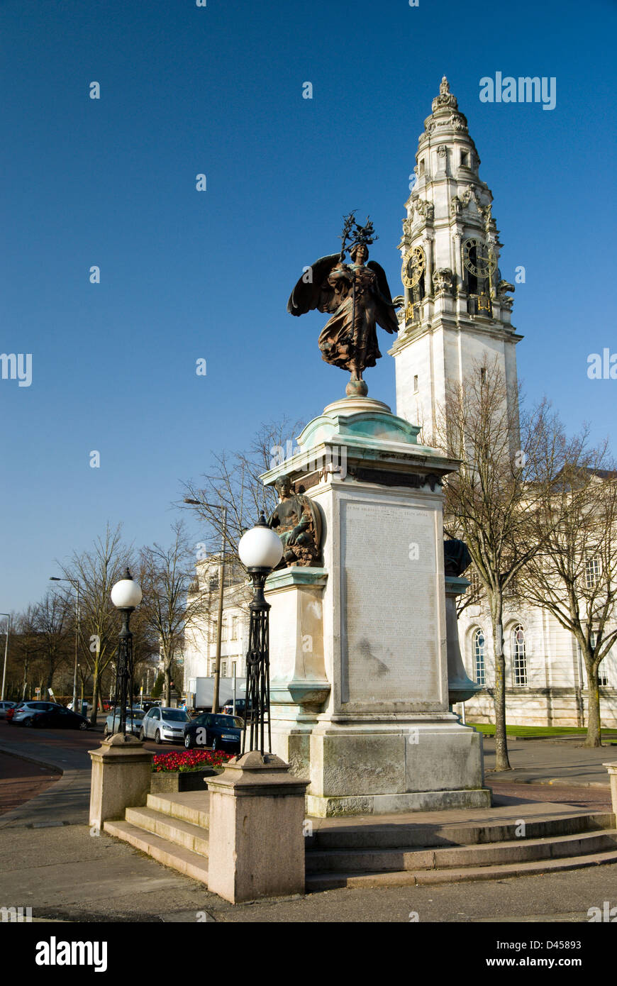 Tour de l'horloge de l'hôtel de ville de Cardiff et South African War Memorial cathays park Cardiff Banque D'Images