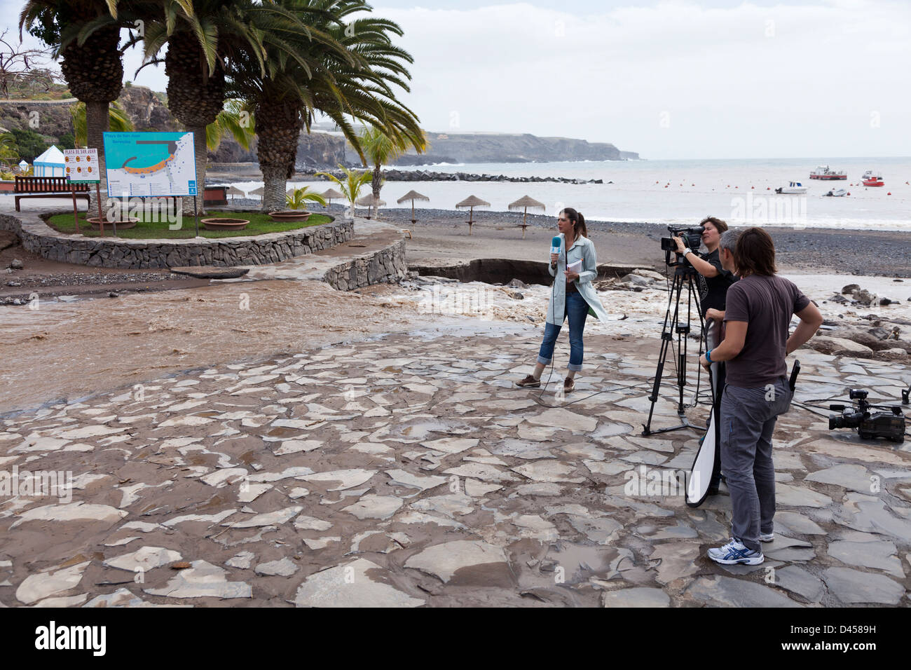 Rapports sur les inondations TV Canarias tourne toujours vers le bas le San Juan Barranco et sur la plage un jour après la tempête, jouer Banque D'Images