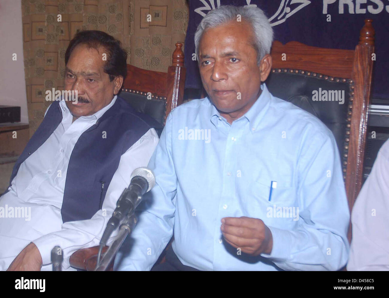 Karachi, Pakistan. 5 mars 2013. La Ligue musulmane-N Leader, Nehal Hashmi adresses aux personnes des médias au cours de conférence de presse au club de la presse de Karachi le Mardi, Mars 05, 2013. Credit : Asianet-Pakistan / Alamy Live News Banque D'Images