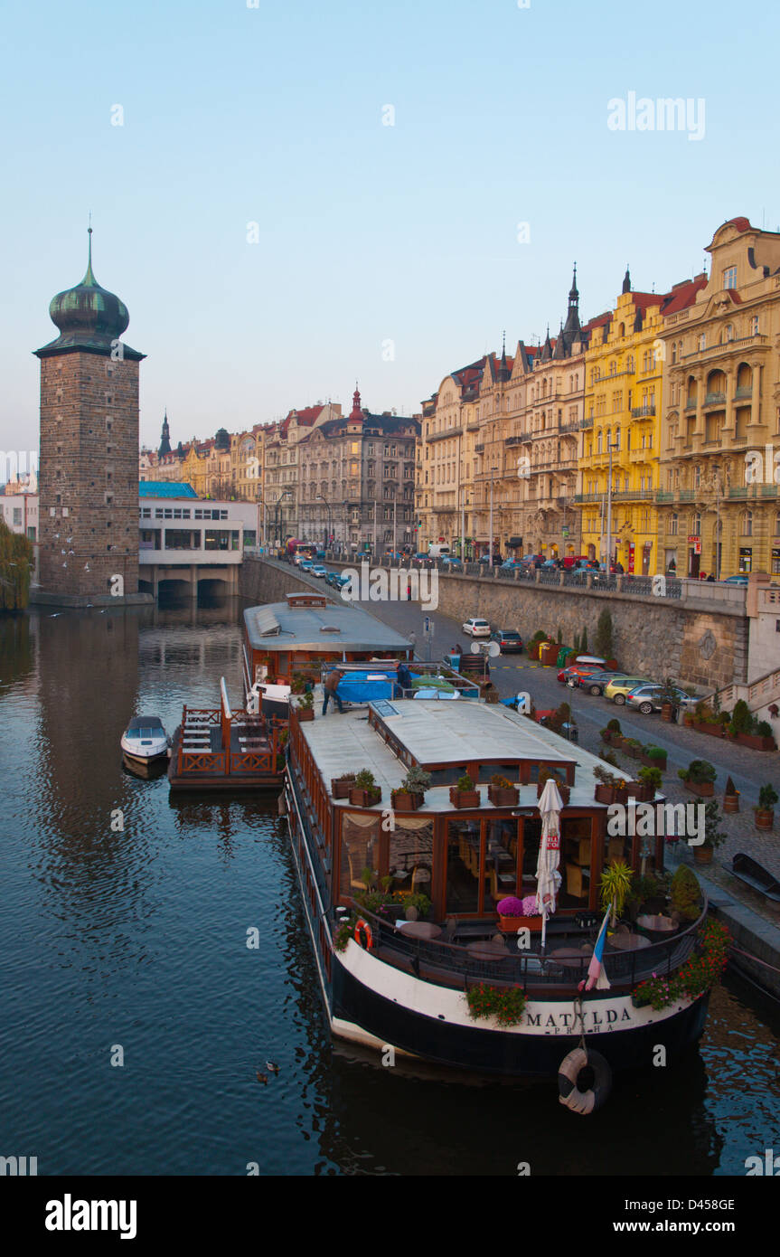 Vltava River Embankment en face de Masarykovo Nabrezi, rue Riverside avec Sitkovska vez tour de l'eau nouvelle ville Prague CR Banque D'Images