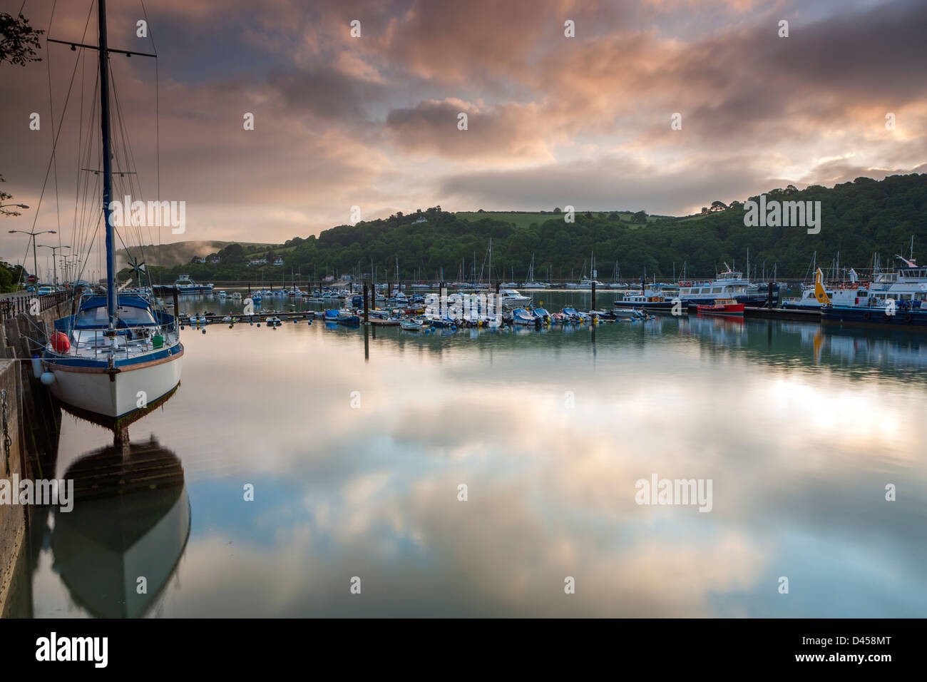 Et un village Kingswear bateaux flottant sur l'estuaire de la rivière Dart à Dartmouth, Devon, Angleterre, Royaume-Uni, Europe Banque D'Images