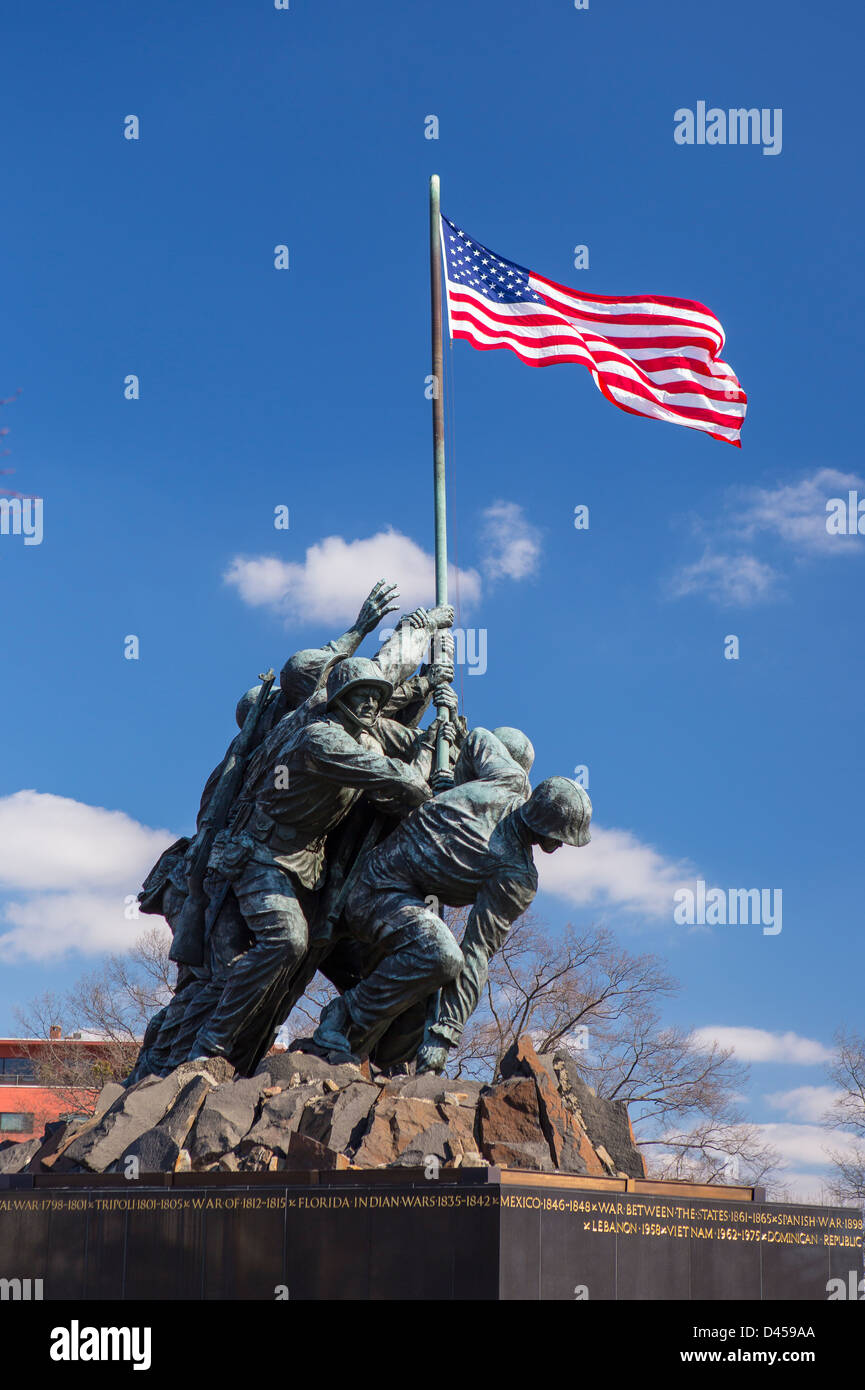 ARLINGTON, VIRGINIA, USA - Iwo Jima U.S. Marine Corps War Memorial À Rosslyn, une cérémonie militaire à la statue. Banque D'Images