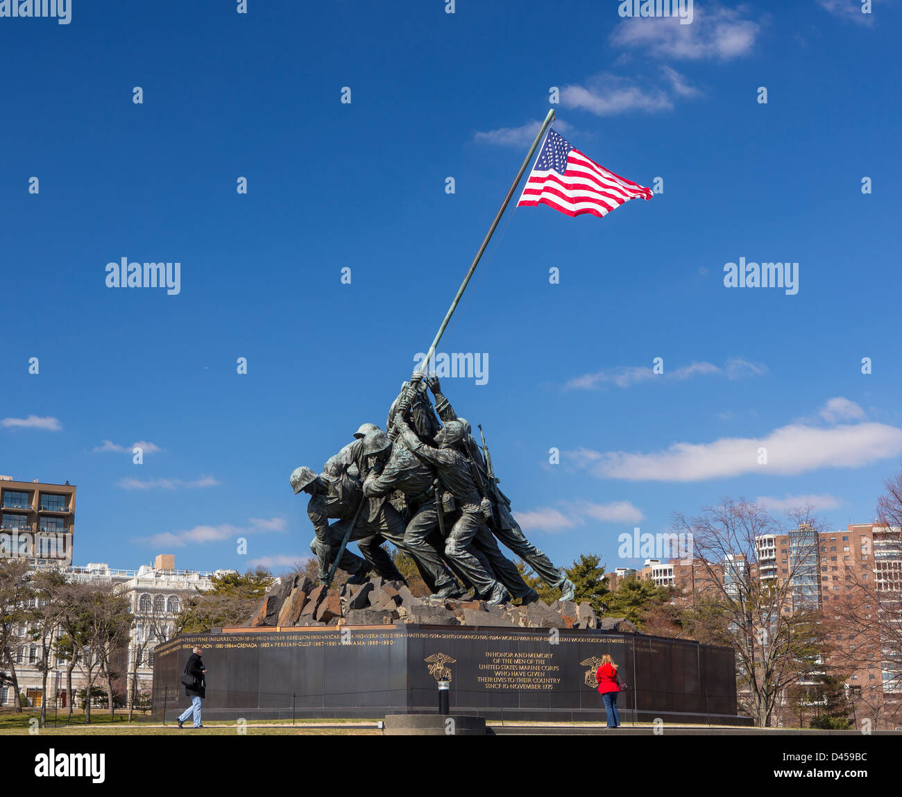 ARLINGTON, VIRGINIA, USA - Iwo Jima U.S. Marine Corps War Memorial À Rosslyn, une cérémonie militaire à la statue. Banque D'Images