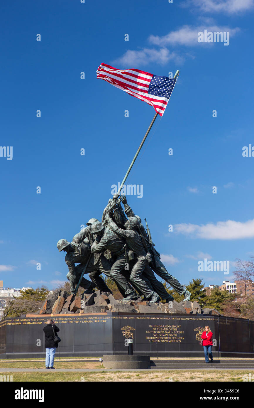 ARLINGTON, VIRGINIA, USA - Iwo Jima U.S. Marine Corps War Memorial À Rosslyn, une cérémonie militaire à la statue. Banque D'Images