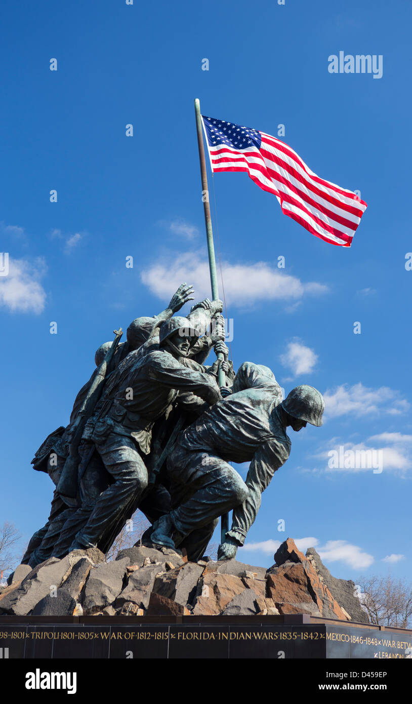 ARLINGTON, VIRGINIA, USA - Iwo Jima U.S. Marine Corps War Memorial À Rosslyn, une cérémonie militaire à la statue. Banque D'Images