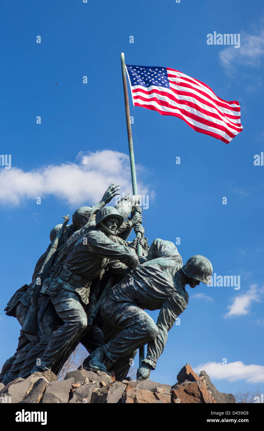 ARLINGTON, VIRGINIA, USA - Iwo Jima U.S. Marine Corps War Memorial À Rosslyn, une cérémonie militaire à la statue. Banque D'Images