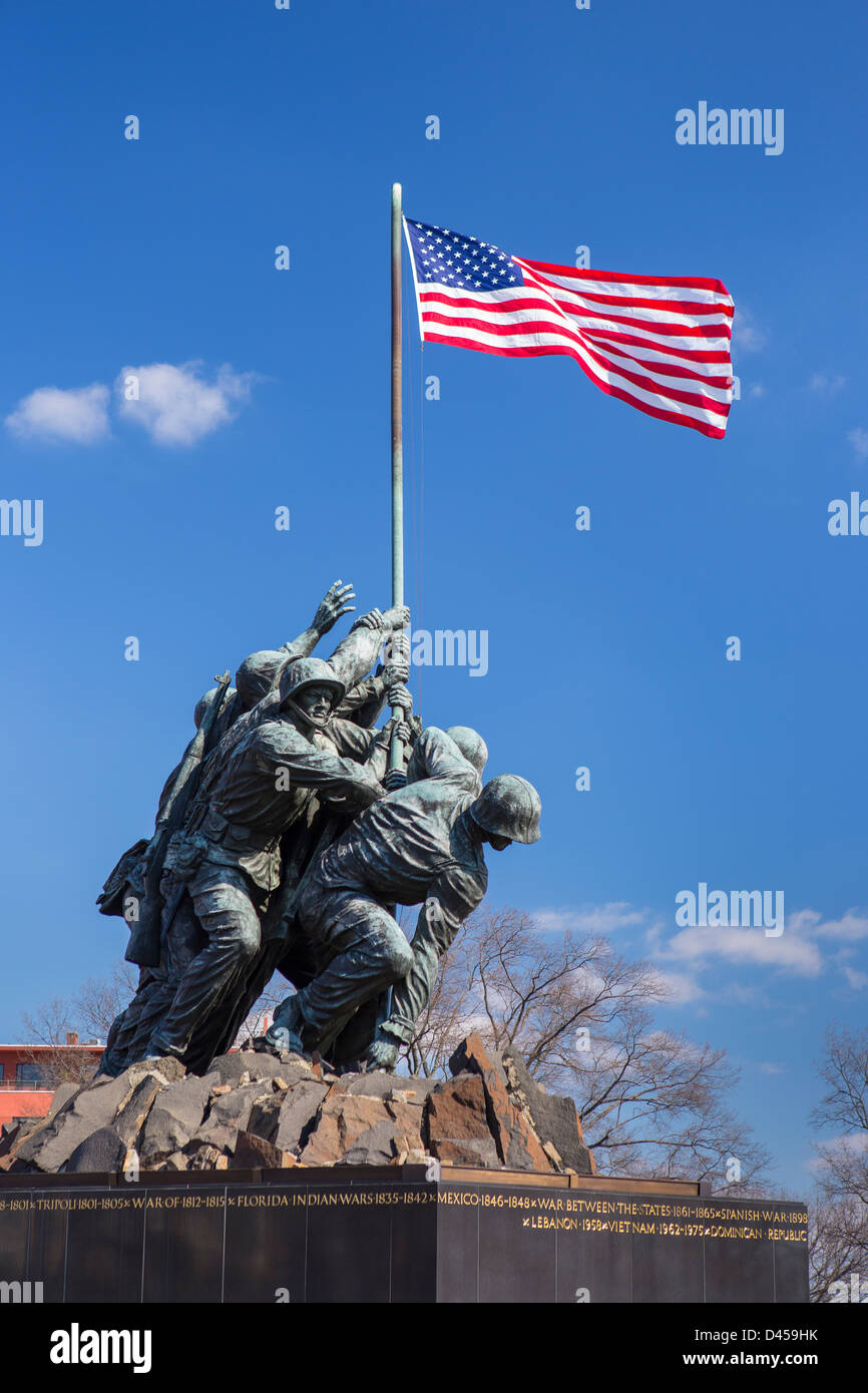 ARLINGTON, VIRGINIA, USA - Iwo Jima U.S. Marine Corps War Memorial À Rosslyn, une cérémonie militaire à la statue. Banque D'Images