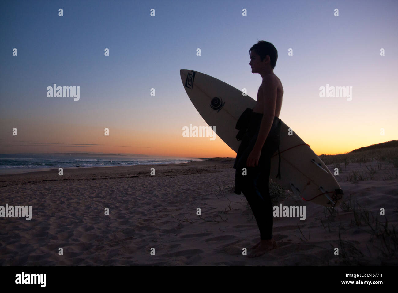 Redhead Beach Silhouette de surfer au coucher du soleil / Crépuscule Newcastle Australie Nouvelle Galles du Sud Banque D'Images