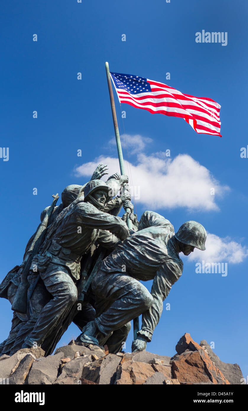ARLINGTON, VIRGINIA, USA - Iwo Jima U.S. Marine Corps War Memorial À Rosslyn, une cérémonie militaire à la statue. Banque D'Images