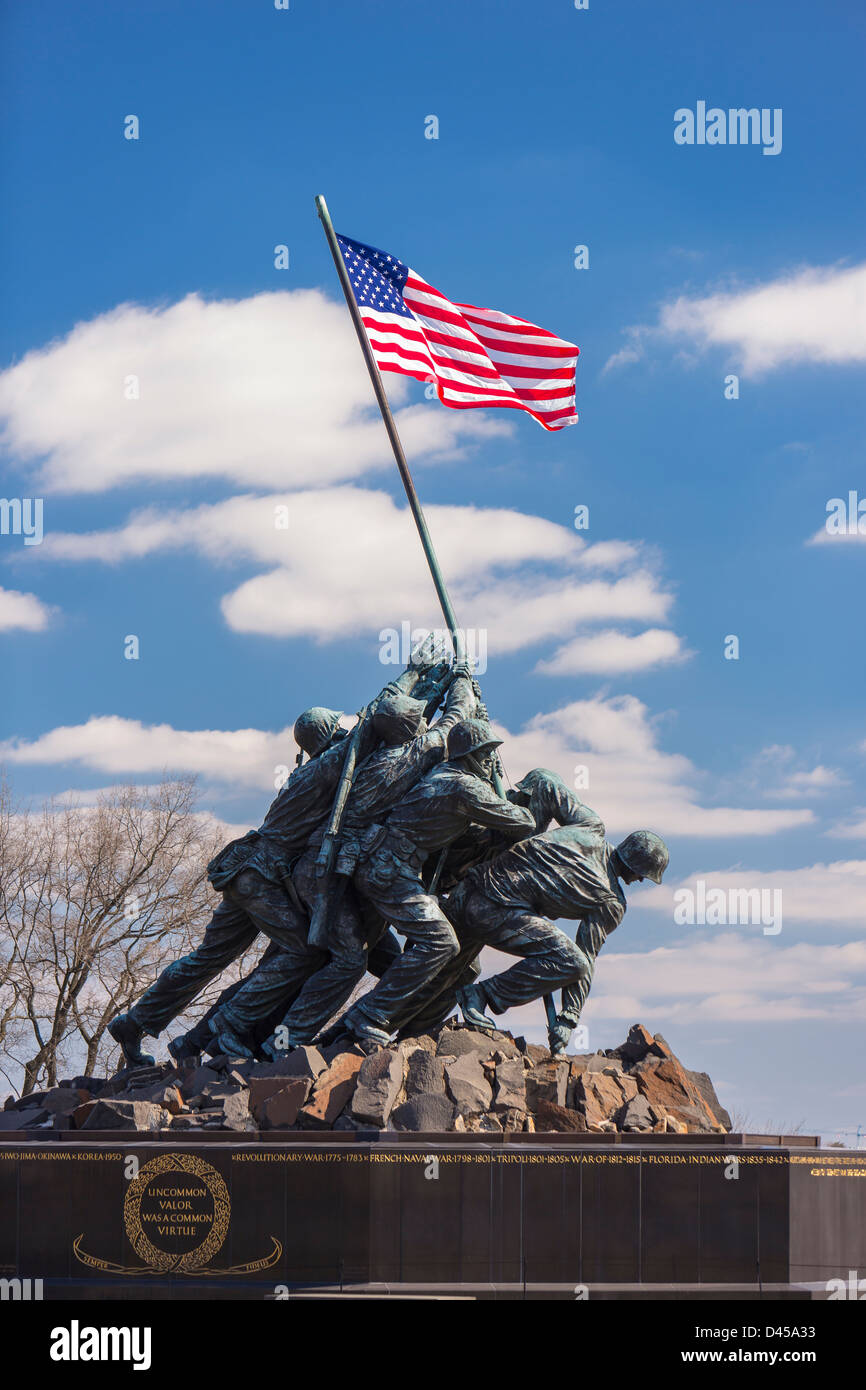 ARLINGTON, VIRGINIA, USA - Iwo Jima U.S. Marine Corps War Memorial À Rosslyn, une cérémonie militaire à la statue. Banque D'Images