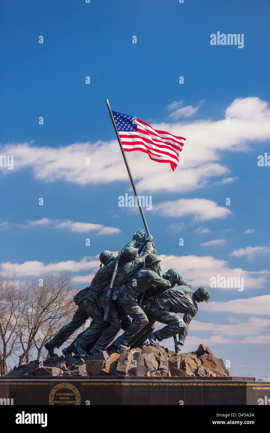 ARLINGTON, VIRGINIA, USA - Iwo Jima U.S. Marine Corps War Memorial À Rosslyn, une cérémonie militaire à la statue. Banque D'Images