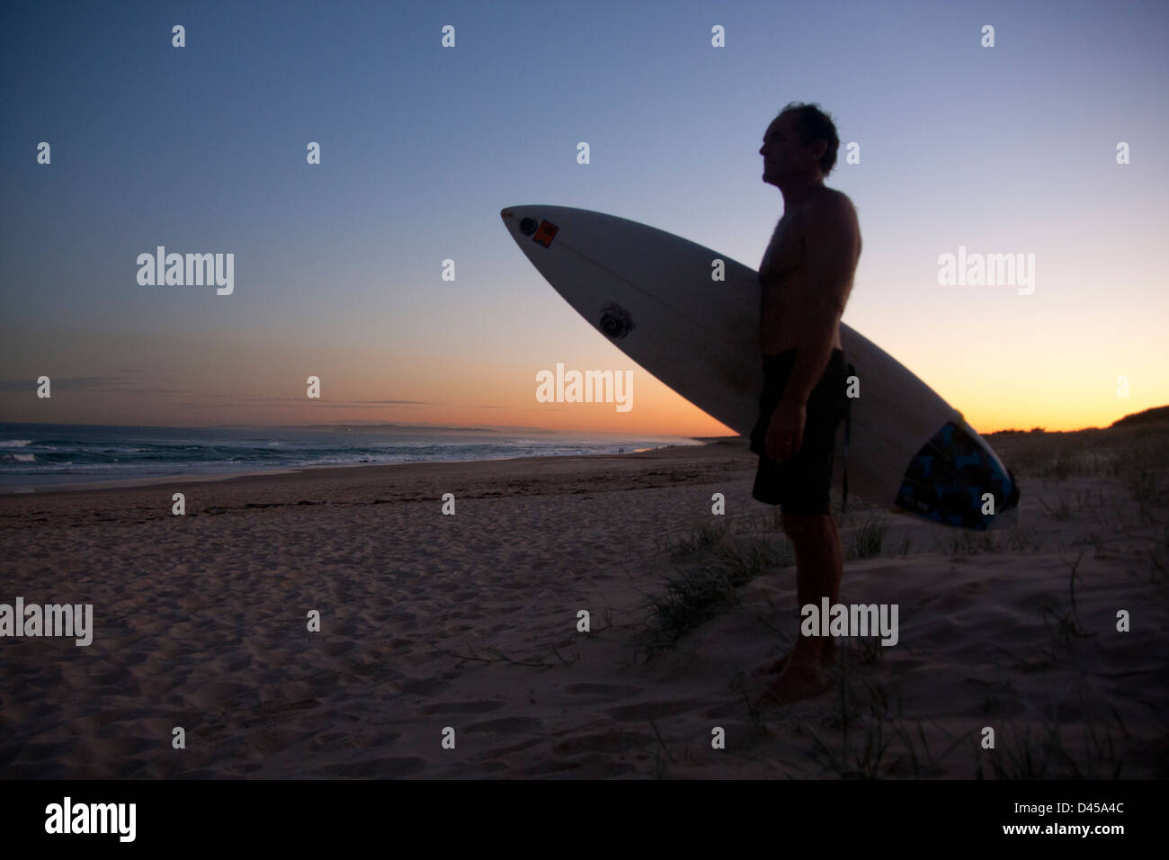 Redhead Beach Silhouette de surfer au coucher du soleil / Crépuscule Newcastle Australie Nouvelle Galles du Sud Banque D'Images
