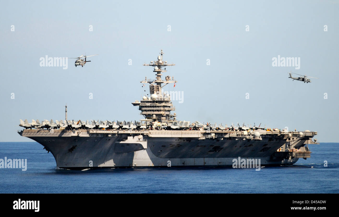 Les hélicoptères Sea Hawk effectuent des transferts de ravitaillement dans l'océan Indien dans le cadre des opérations de l'US Navy. Ces transferts appuient les efforts logistiques des forces navales opérant dans la région. Banque D'Images