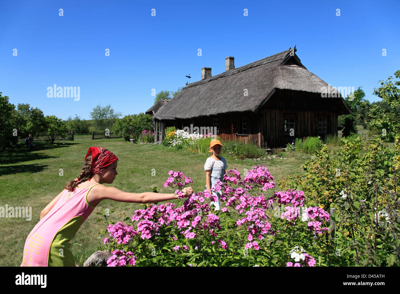 Deux filles à Latvian Ethnographic musée en plein air, près de Riga, Lettonie Banque D'Images