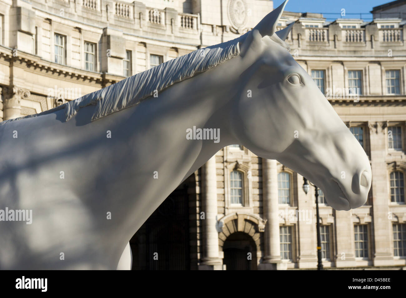 Londres, Royaume-Uni. 5 mars 2013. Une statue grandeur nature d'un cheval blanc a été installé dans le centre commercial à l'extérieur des bureaux du British Council. La statue est par l'artiste britannique Mark Wallinger qui est encore élever le 15m € nécessaires à la construction d'un cheval à l'extérieur de 164 pieds de haut à Ebbsfleet Kent. Cette statue est construit de marbre et de résine et est destiné à rester dans le centre commercial pendant deux ans après qu'elle se joindra à d'autres œuvres exposées à l'étranger britannique. Crédit : Steven Sheppardson / Alamy Live News Banque D'Images