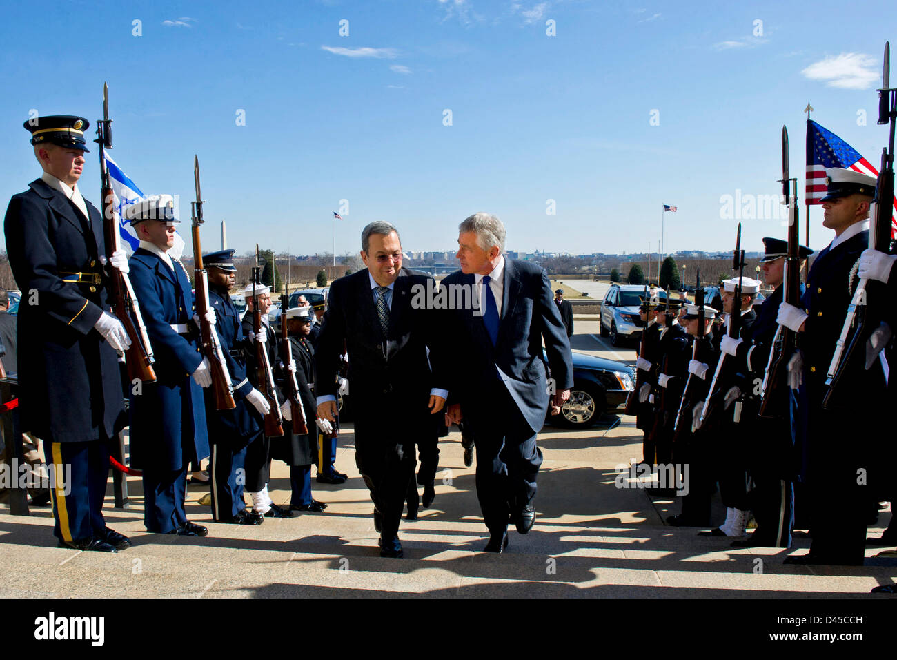 Le secrétaire américain à la défense Chuck Hagel promenades avec Ministre israélien de la Défense Ehud Barak au moyen d'un cordon d'honneur au Pentagone le 5 mars 2013 à Arlington, VA. Banque D'Images Le secrétaire américain à la défense Chuck Hagel promenades avec Ministre israélien de la Défense Ehud Barak au moyen d'un cordon d'honneur au Pentagone le 5 mars 2013 à Arlington, VA. Banque D'Images