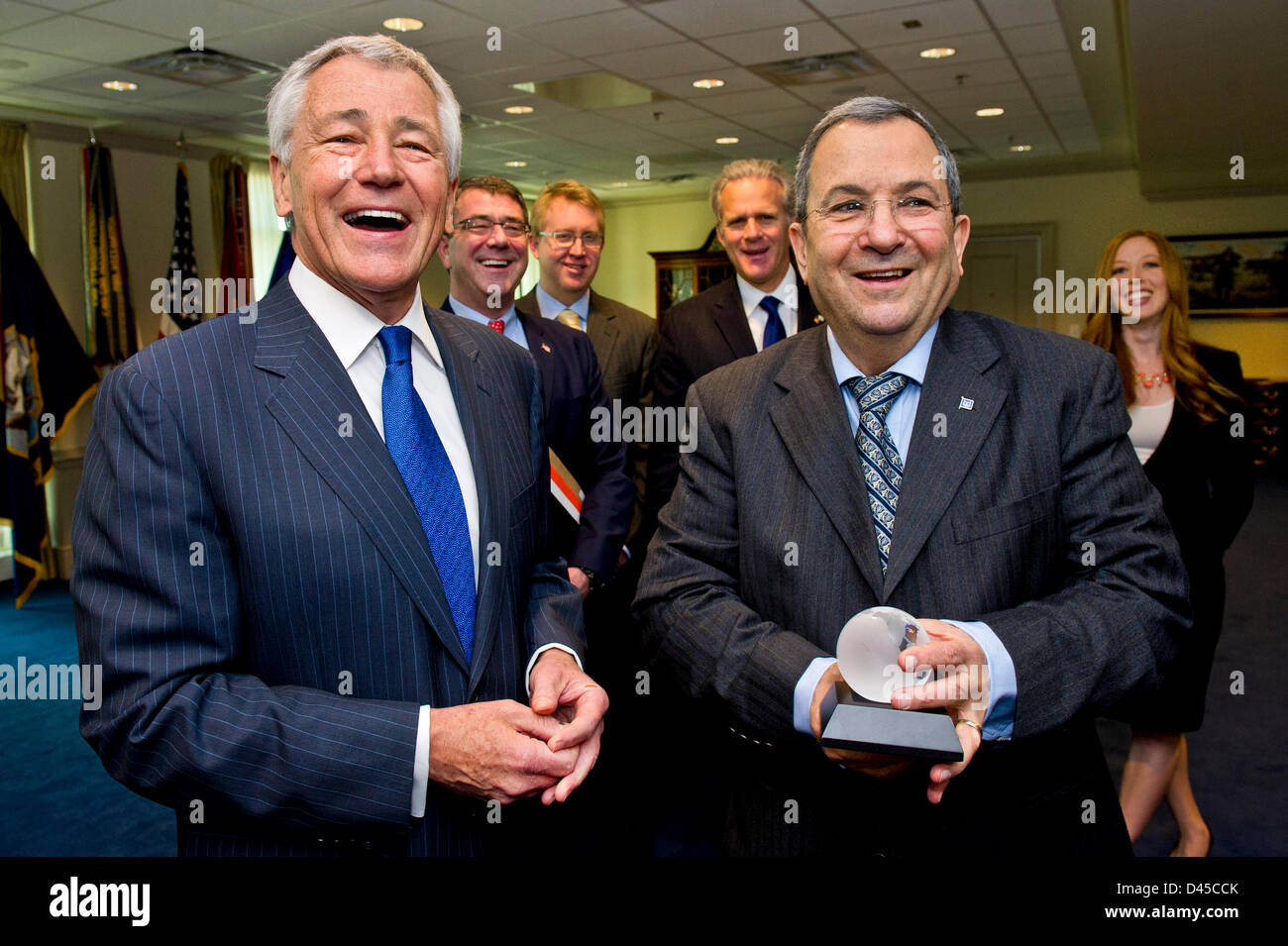 Le secrétaire américain à la défense Chuck Hagel présente un globe de cristal et partage un rire avec Ministre israélien de la Défense Ehud Barak au Pentagone le 5 mars 2013 à Arlington, VA. Banque D'Images Le secrétaire américain à la défense Chuck Hagel présente un globe de cristal et partage un rire avec Ministre israélien de la Défense Ehud Barak au Pentagone le 5 mars 2013 à Arlington, VA. Banque D'Images