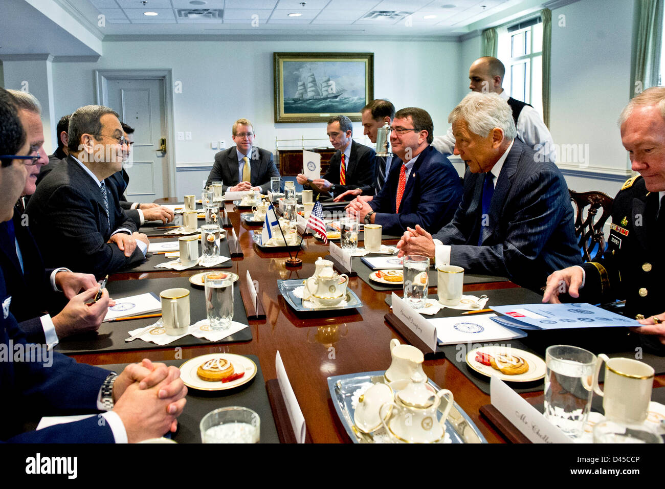 Le secrétaire américain à la défense Chuck Hagel se réunit avec le ministre de la Défense israélien Ehud Barak au Pentagone le 5 mars 2013 à Arlington, VA. Banque D'Images Le secrétaire américain à la défense Chuck Hagel se réunit avec le ministre de la Défense israélien Ehud Barak au Pentagone le 5 mars 2013 à Arlington, VA. Banque D'Images