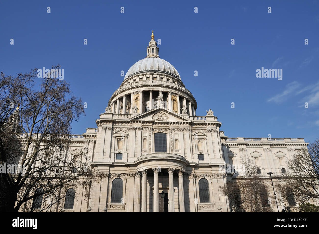 La Cathédrale St Paul, London UK avec ciel bleu Banque D'Images