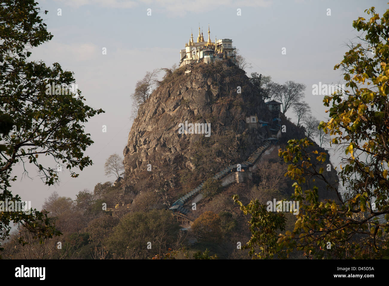 Mt Popa un ancien monastère bouddhiste qui se trouve au sommet d'une montagne volcanique, avec 777 marches qui se trouve 4980m de haut. Banque D'Images