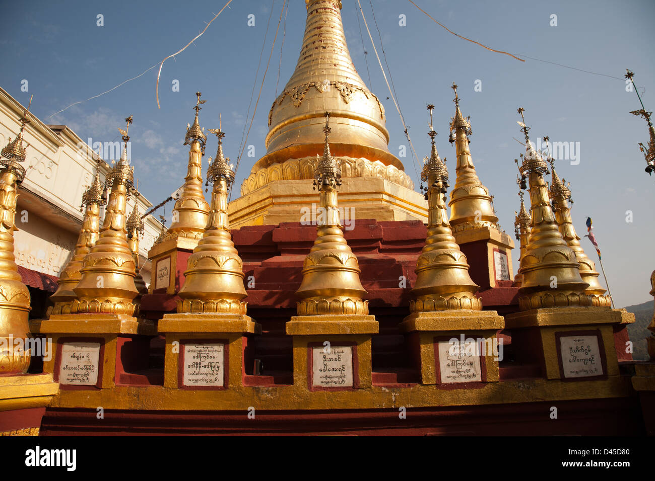 Sanctuaires et stupas sur top Mt Poppa Birmanie Myanmar Banque D'Images