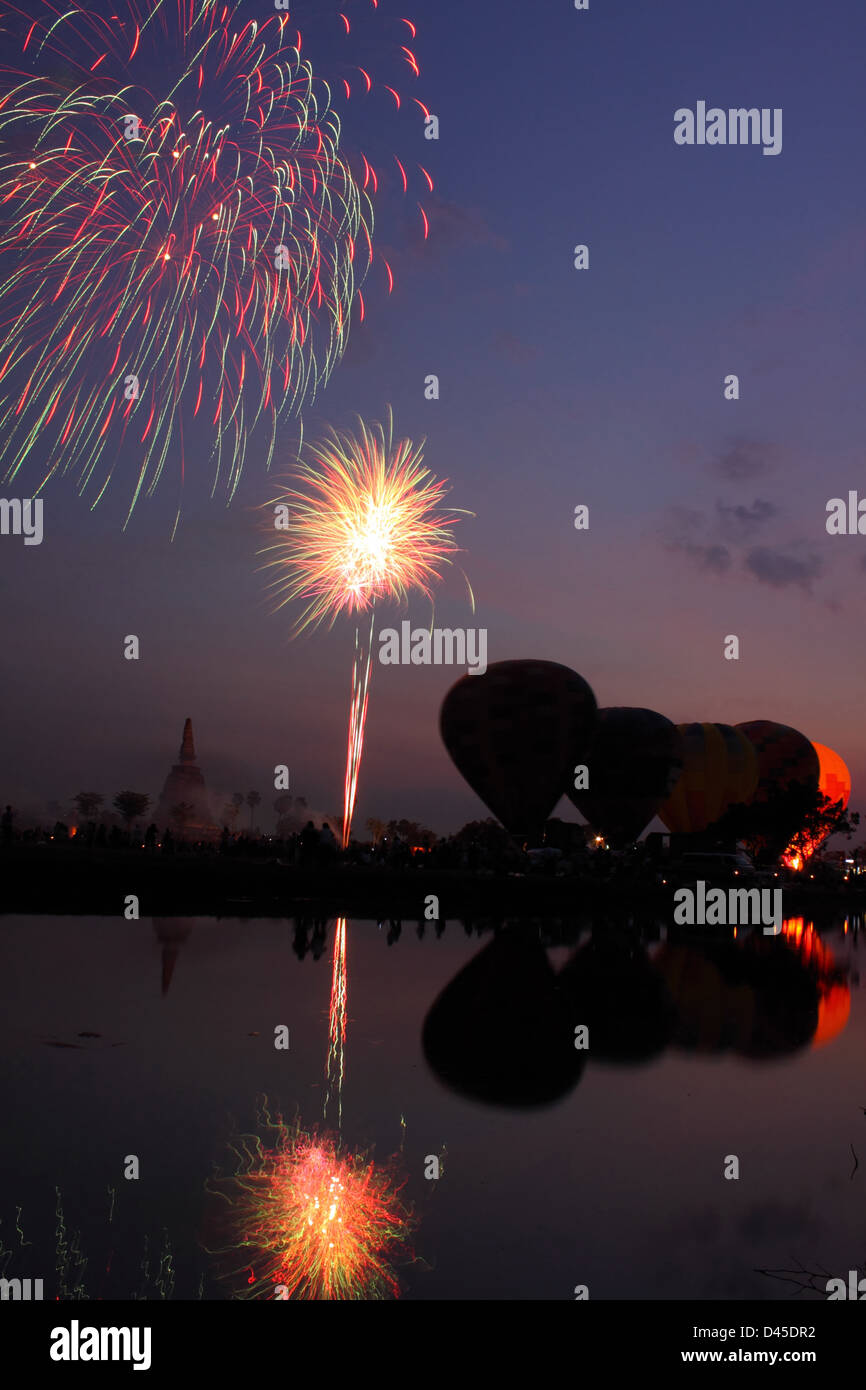 Spectacle de feux d'artifice et des ballons dans la nuit à la Thaïlande. International de montgolfières. Banque D'Images