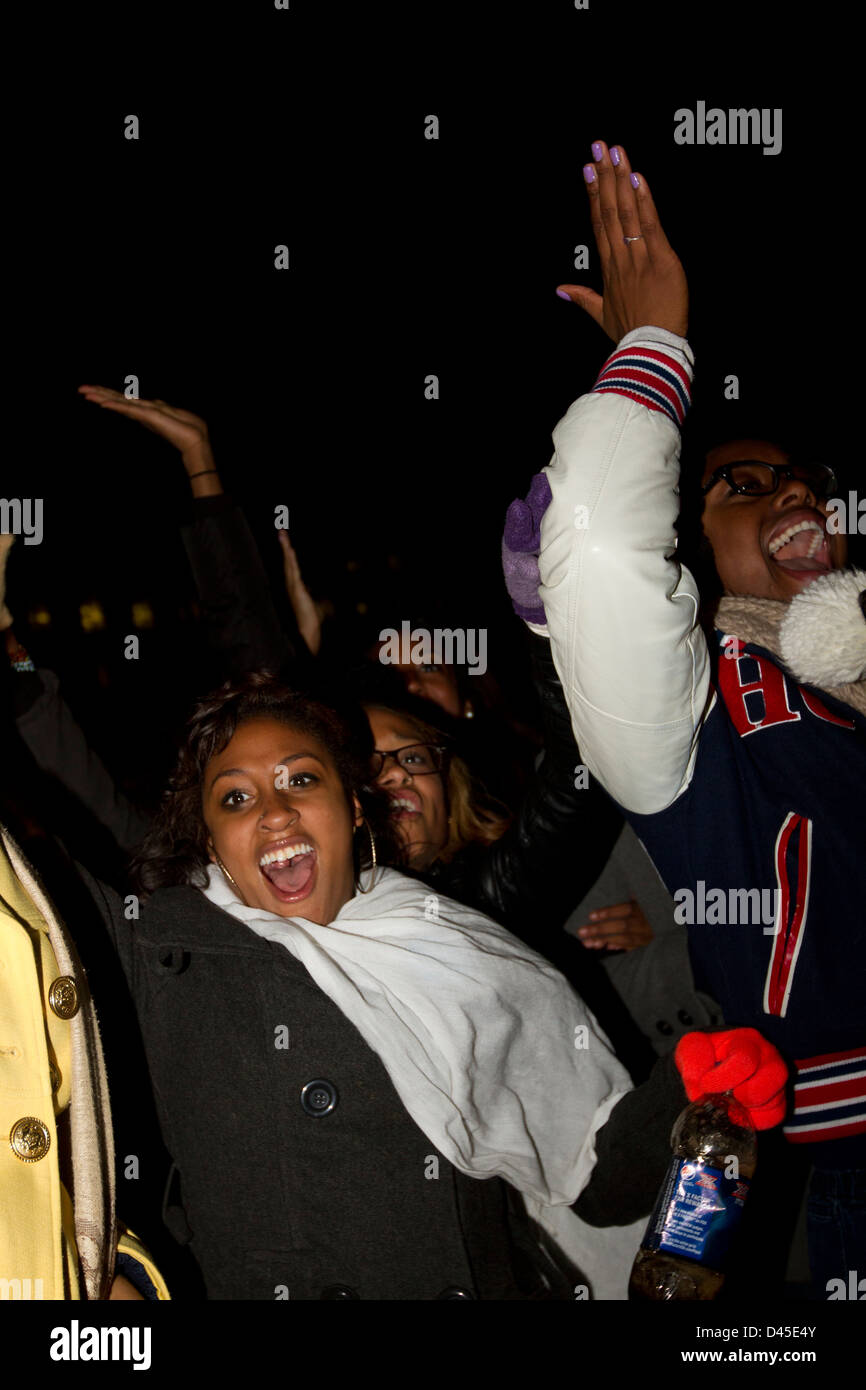 Les gens célèbrent en face de la Maison Blanche à Washington DC après que Barack Obama a été annoncé le lauréat du 2012 presidenti Banque D'Images