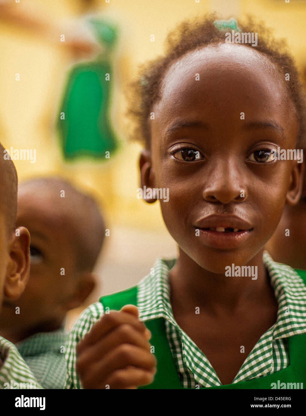 Jeune fille portant un uniforme de l'école verte. Banque D'Images