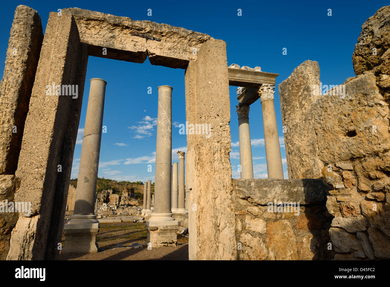 Encadrement de porte en pierre à l'agora ruines à la perge turquie site archéologique Banque D'Images