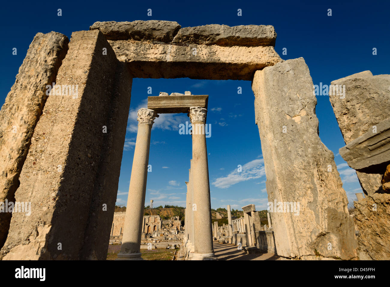 Encadrement de porte en pierre de l'angle colonnes de l'agora grecque tour hellénistique au ruines Perge Turquie Banque D'Images