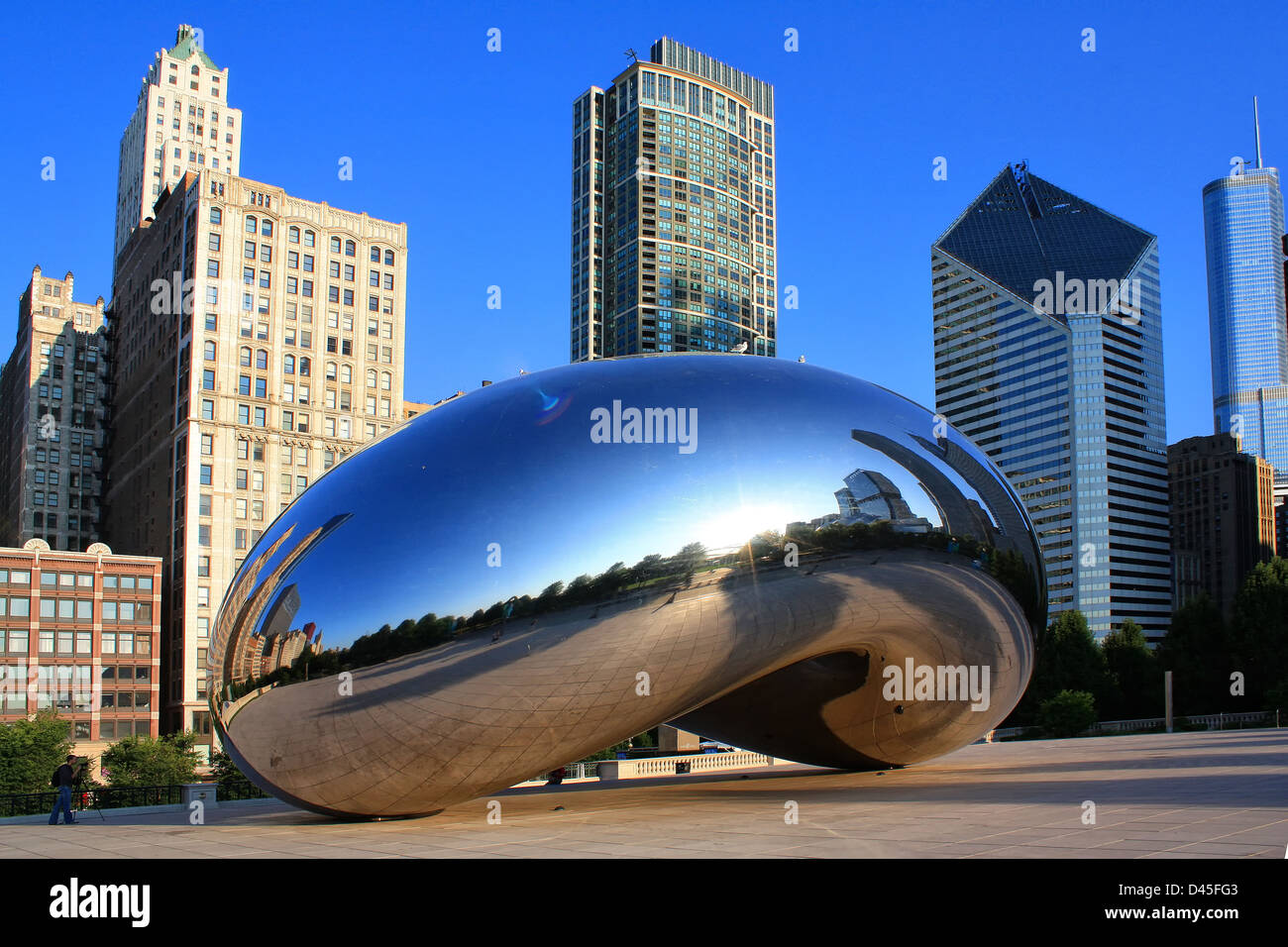Cloud Gate, une sculpture publique est l'élément central de l'AT&T Plaza dans le Millennium Park, Chicago, Illinois, United States, USA Banque D'Images