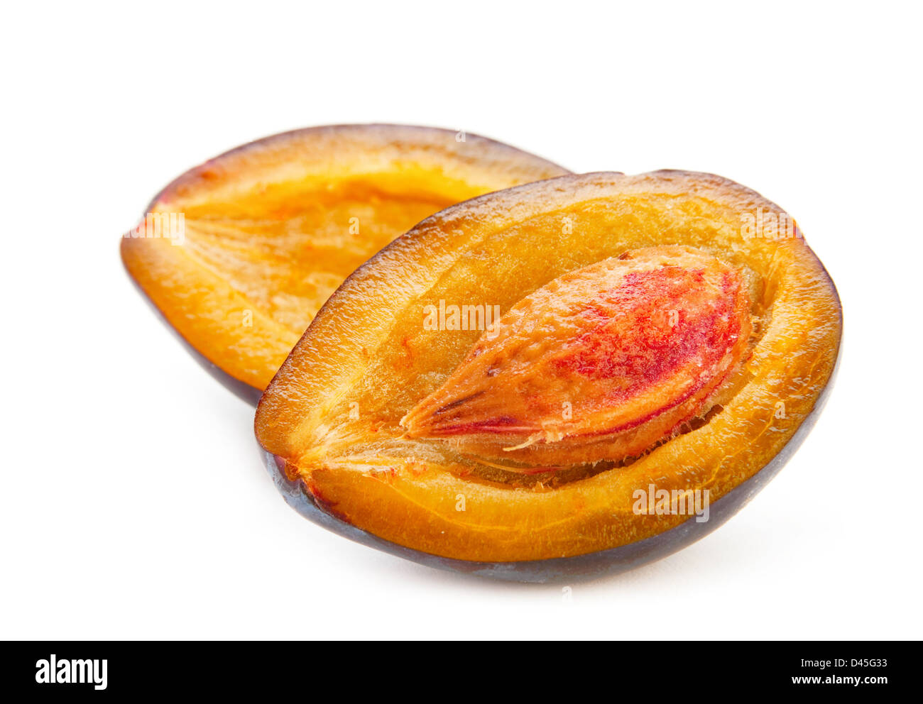 Prune isolé sur fond blanc Banque D'Images