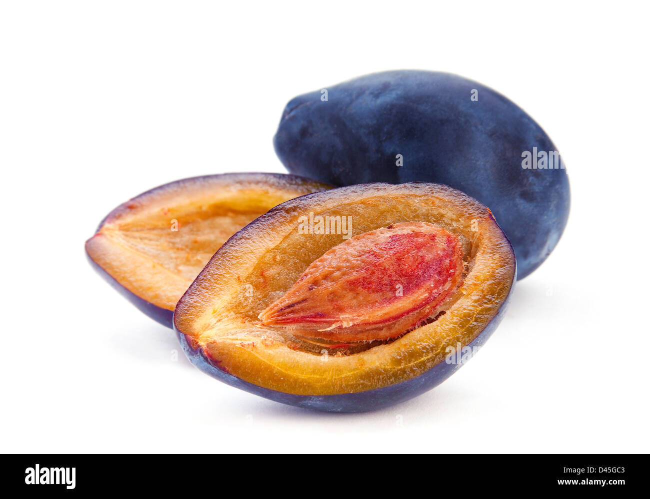 Prune isolé sur fond blanc Banque D'Images