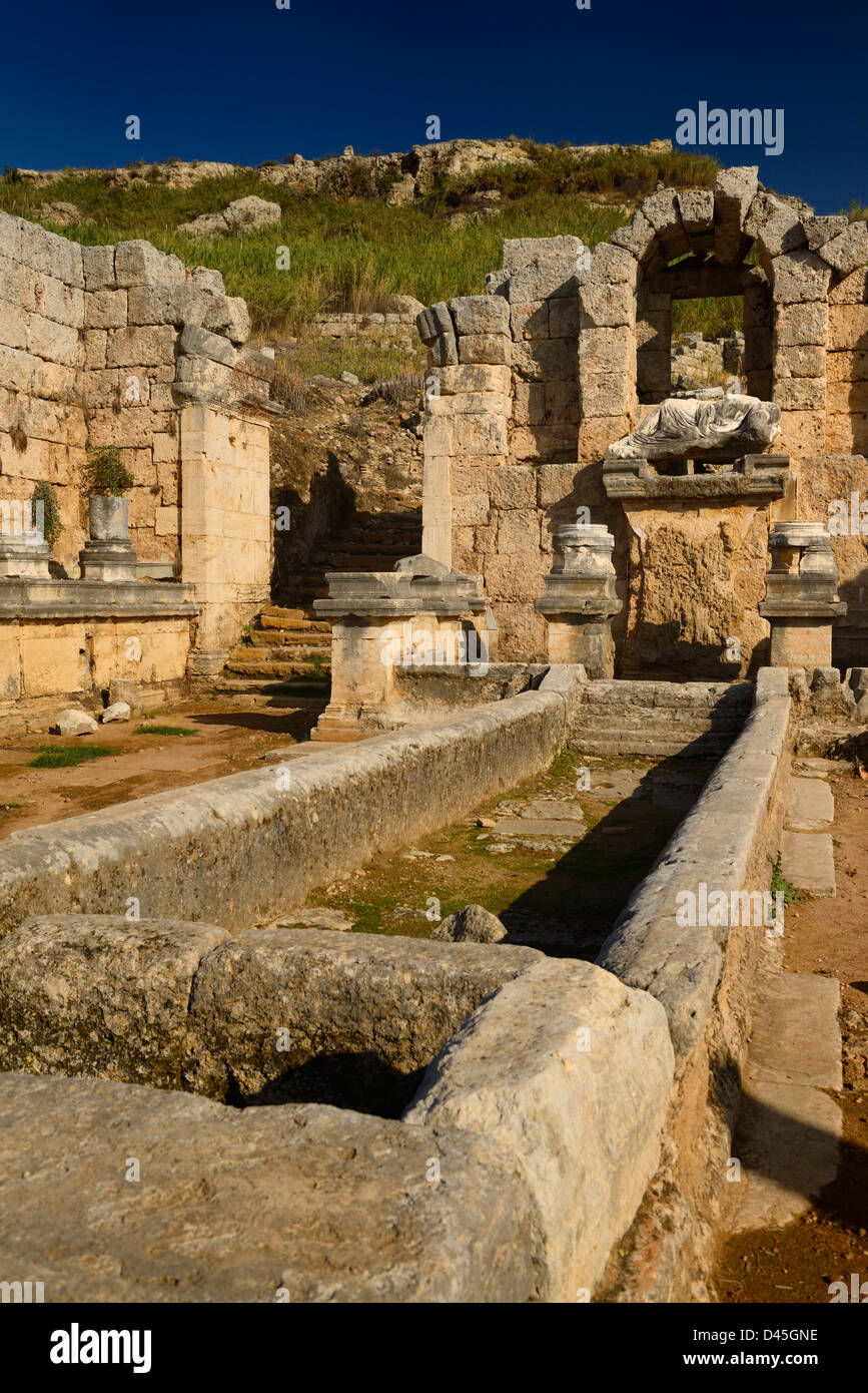 De l'eau fontaine monument nymphe nymphée avec dieu fleuve Kestros à Perge Turquie site archéologique Banque D'Images