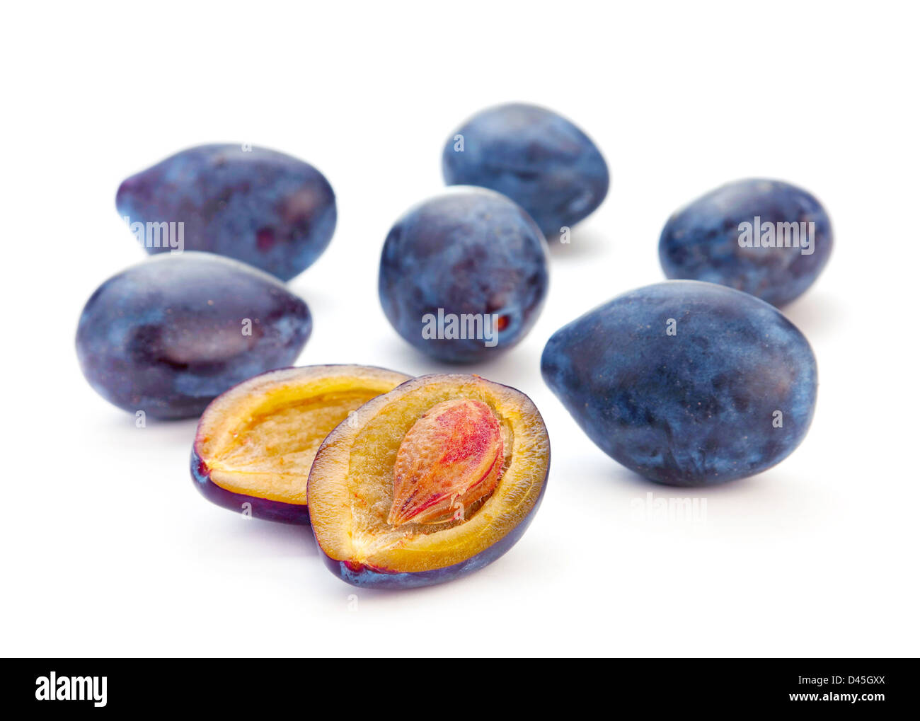 Prune isolé sur fond blanc Banque D'Images