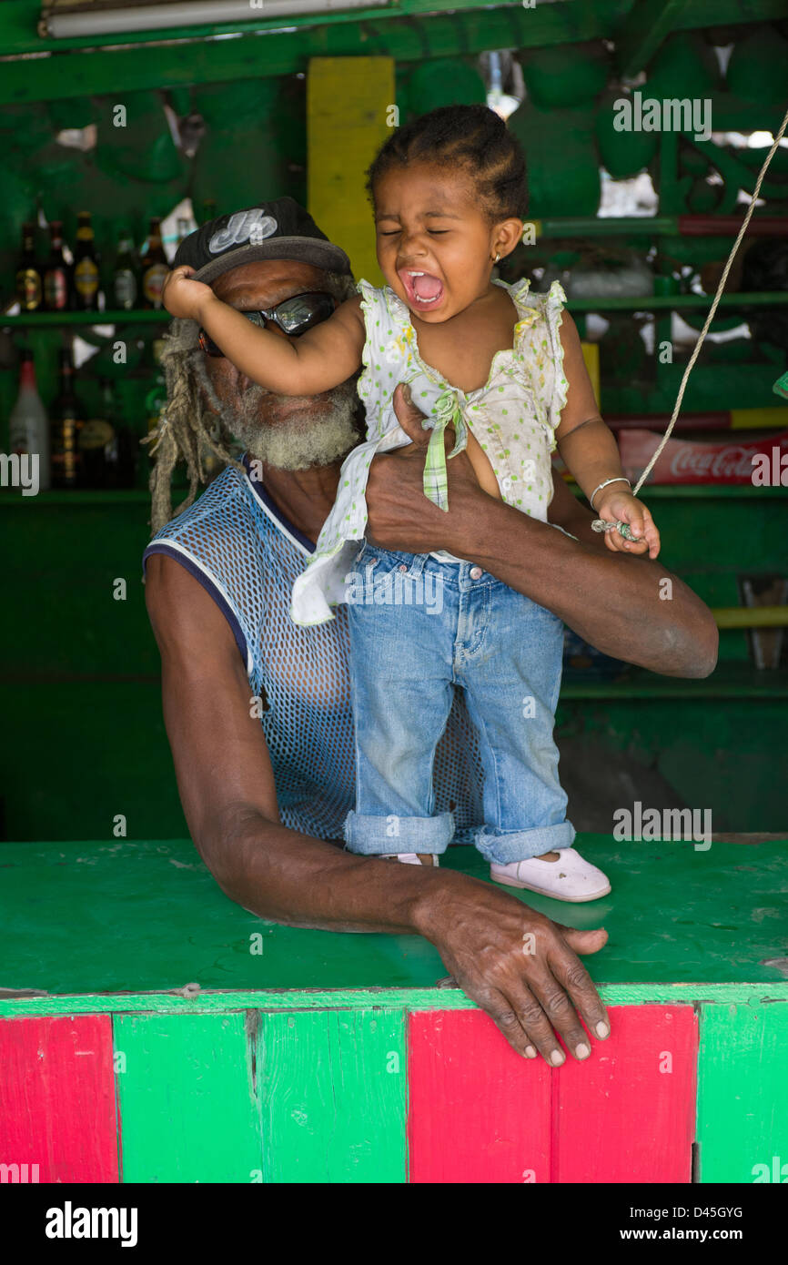 Murphy, le propriétaire de Rootsman's Bar avec sa petite-fille, Carr's Bay, Montserrat Banque D'Images