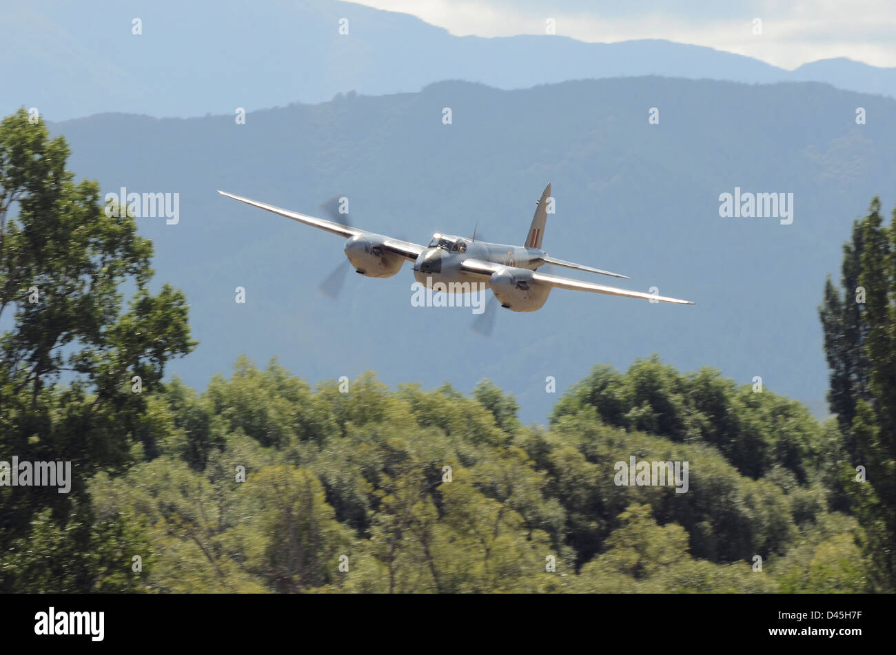 De Havilland Mosquito KA114 volant bas-bas rappelant les raids en temps de guerre par les avions de chasse bombardier de la RAF tels que le film 633 Squadron Banque D'Images