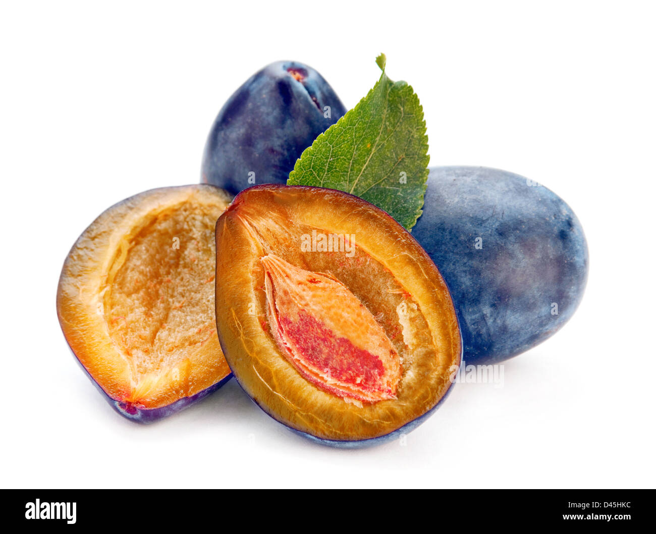 Prune isolé sur fond blanc Banque D'Images